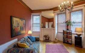 Joivy Unique&Artsy Royal Mile Apt - Relive Music History